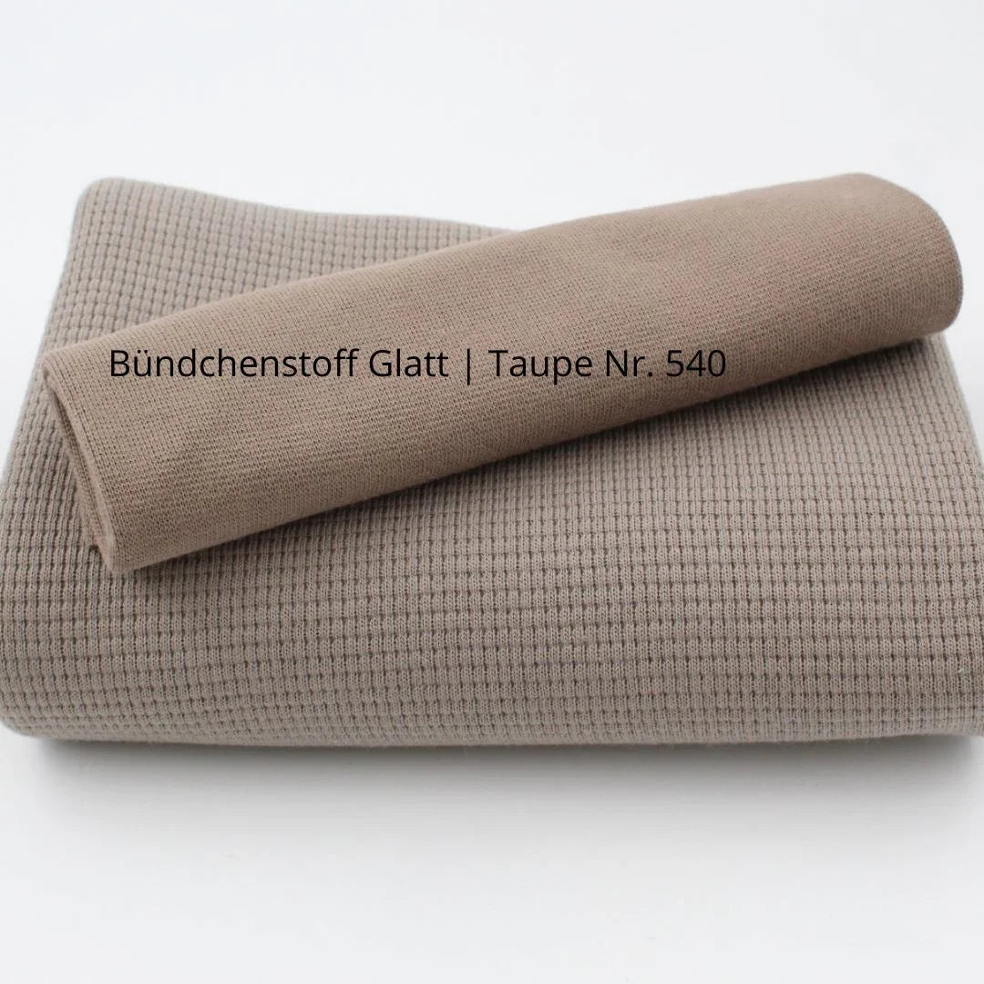 Mini-Waffeljersey in Taupe – zusammengerollt zur Stoffpräsentation mit passenden Bündchenstoff