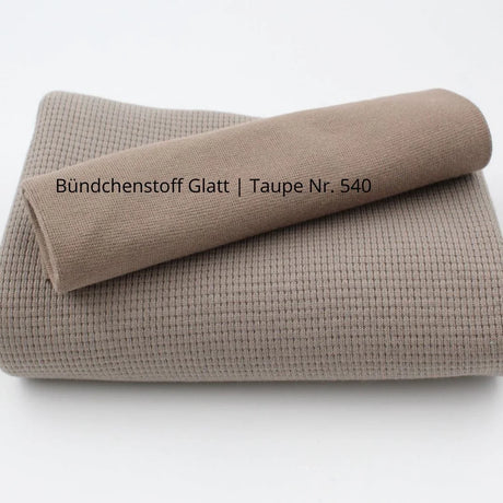 Mini-Waffeljersey in Taupe – zusammengerollt zur Stoffpräsentation mit passenden Bündchenstoff