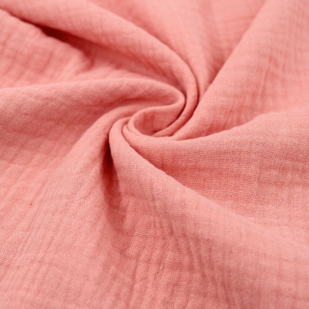 Detailansicht des Crinkle-Looks – Musselin Stoff Koralle