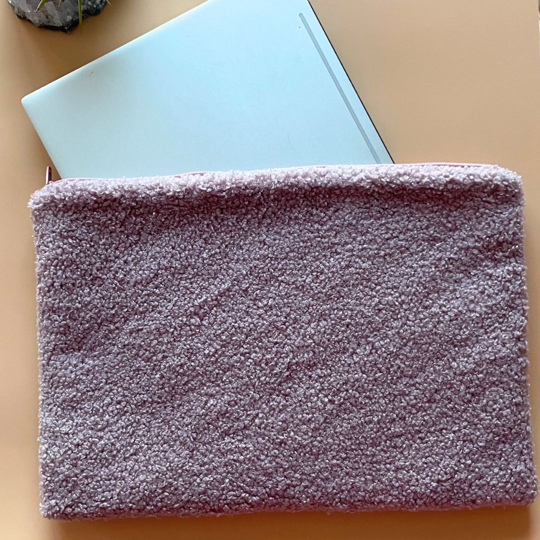 Nähbeispiel LaptopHülle in altrosa aus Strick Boucle