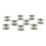 Detailansicht einer Milward Metall Nähmaschinenspule 11,8mm mit Sichtlöchern zur Fadenkontrolle, geeignet für Typ 15K Nähmaschinen
