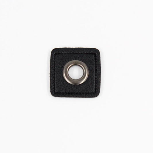 Quadratischer Ösenpatch aus schwarzem Kunstleder mit 8 mm Metallöse – Vorderansicht