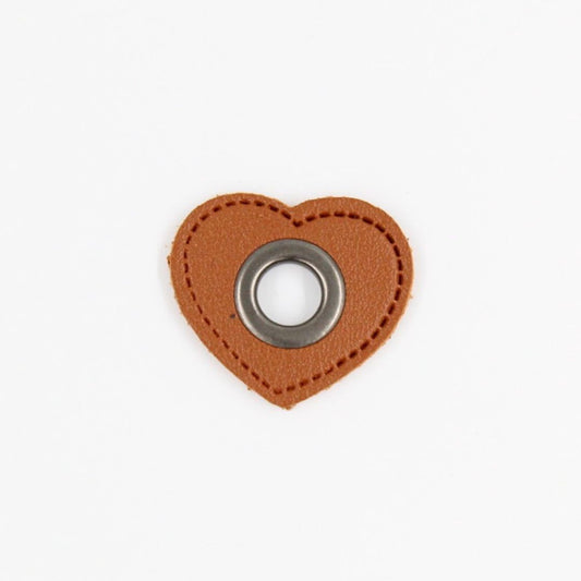 Ösenpatch Herzform aus braunem Kunstleder mit 8 mm Metallöse – Vorderseite
