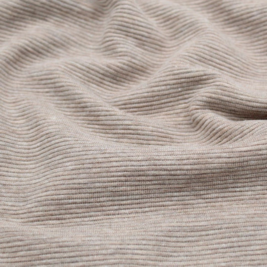 Nahaufnahme von elastischem Ottoman Rippenjersey in Beige Meliert mit deutlich sichtbaren quergerippten Strukturen.