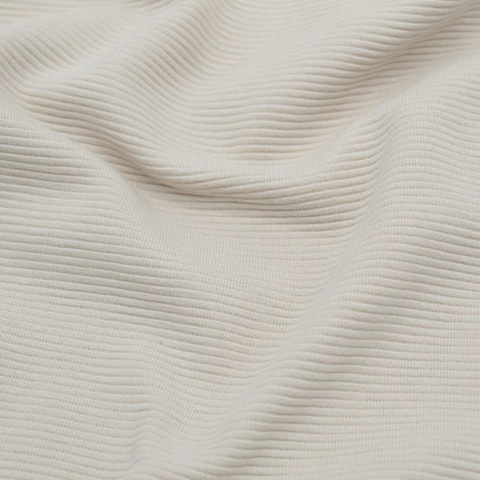 Nahaufnahme von elastischem Ottoman Rippenjersey in Sand mit deutlich sichtbaren quergerippten Strukturen.