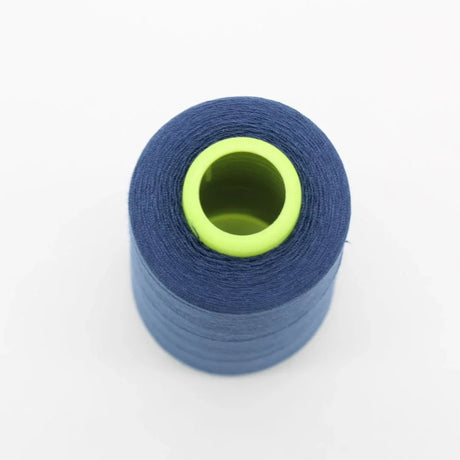 Nahaufnahme einer Rolle Overlockgarn in Jeansblau, 2700 Meter lang, ideal für Overlock-Nähmaschinen.