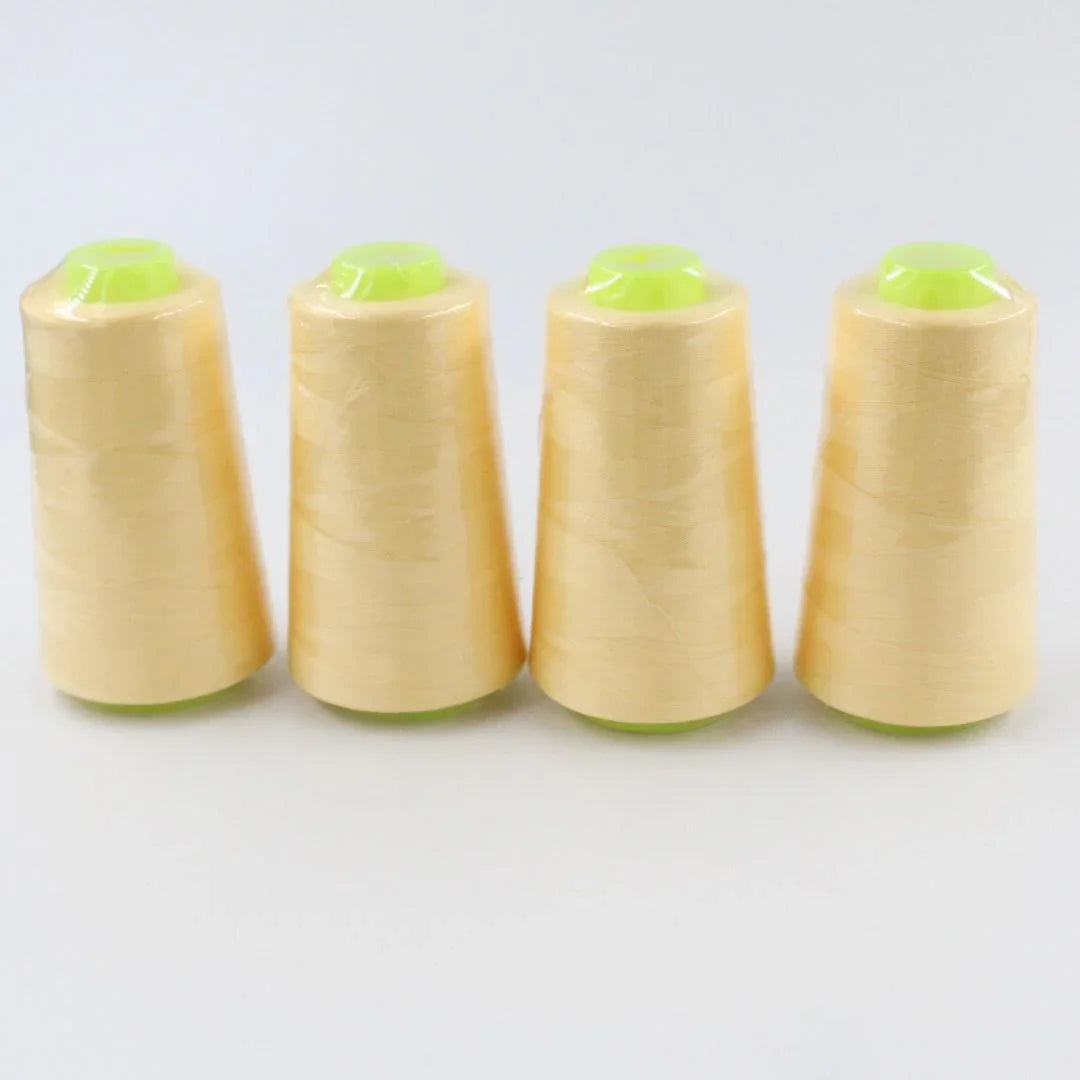 Perfekte Nähte mit Overlockgarn in Pastellgelb – ideal für elastische, dekorative oder unsichtbare Versäuberungen auf allen Stoffarten!