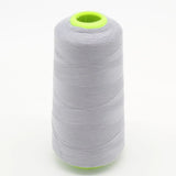Nahaufnahme einer Rolle Overlockgarn in Silbergrau, 2700 Meter lang, ideal für Overlock-Nähmaschinen.