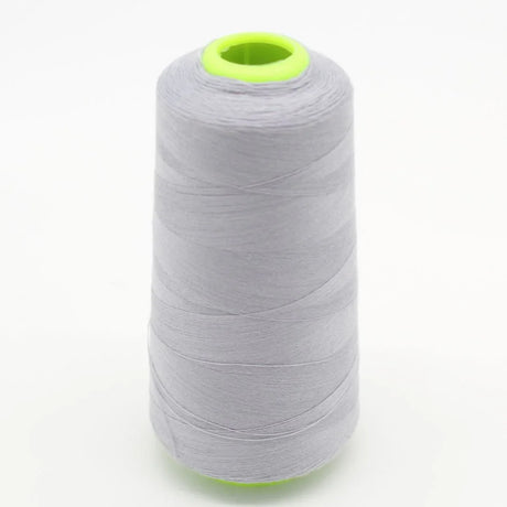 Nahaufnahme einer Rolle Overlockgarn in Silbergrau, 2700 Meter lang, ideal für Overlock-Nähmaschinen.
