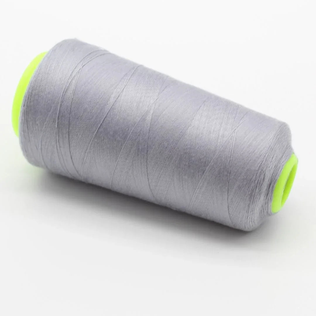 Nahaufnahme einer Rolle Overlockgarn in Silbergrau, 2700 Meter lang, ideal für Overlock-Nähmaschinen.