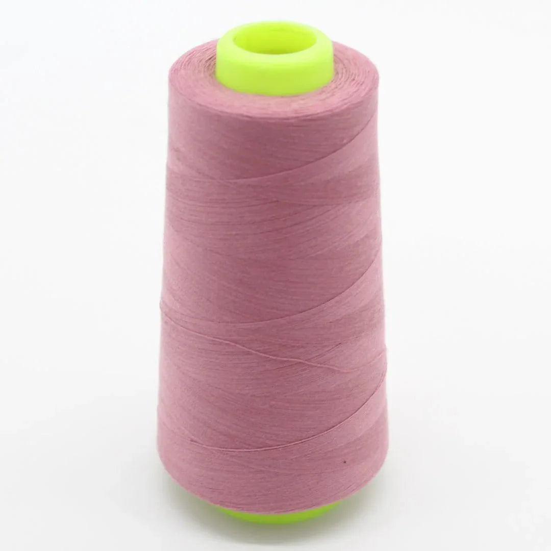 Nahaufnahme einer Rolle Overlockgarn in Altrosa, 2700 Meter lang, ideal für Overlock-Nähmaschinen.