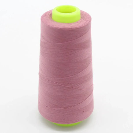 Nahaufnahme einer Rolle Overlockgarn in Altrosa, 2700 Meter lang, ideal für Overlock-Nähmaschinen.