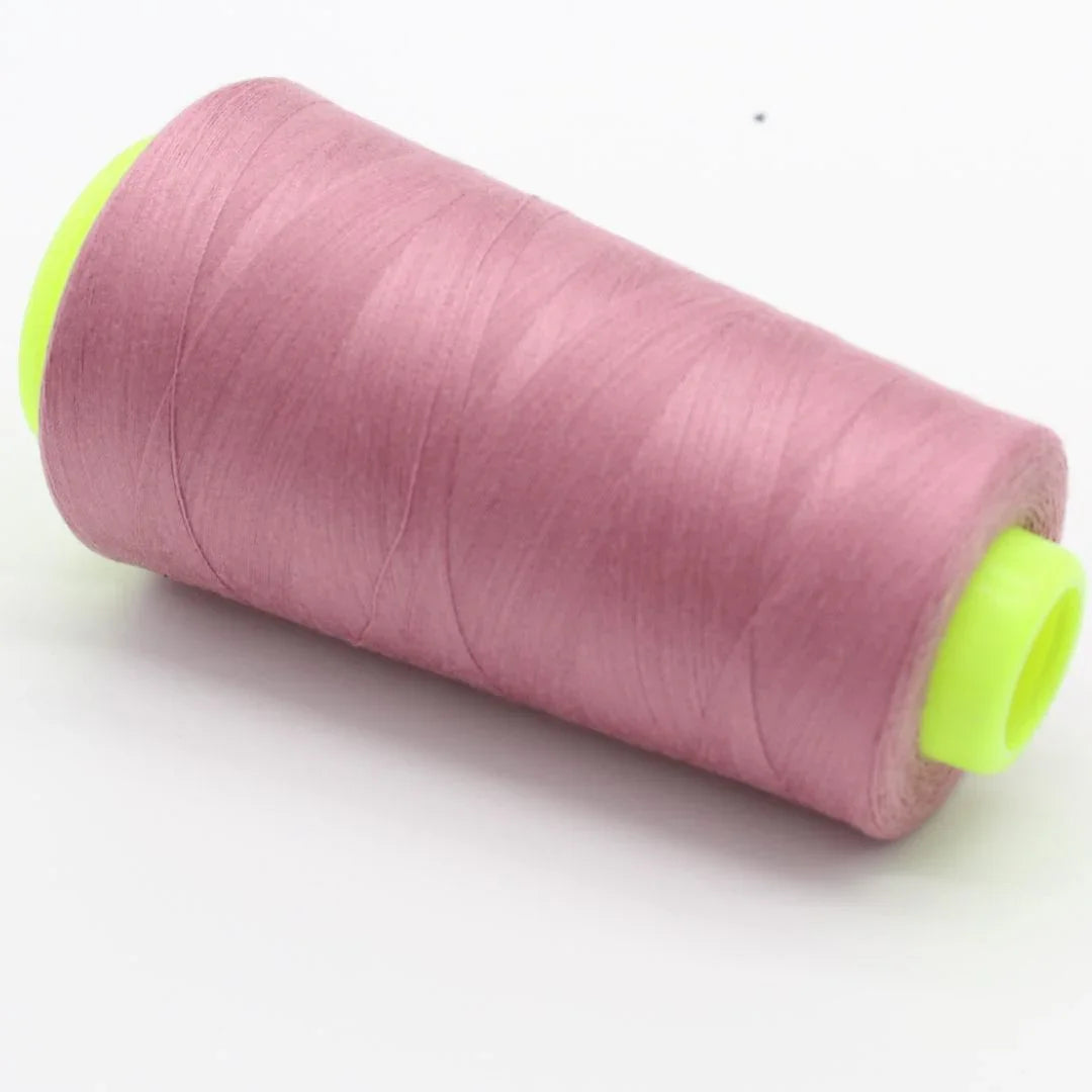 Nahaufnahme einer Rolle Overlockgarn in Altrosa, 2700 Meter lang, ideal für Overlock-Nähmaschinen.