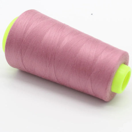 Nahaufnahme einer Rolle Overlockgarn in Altrosa, 2700 Meter lang, ideal für Overlock-Nähmaschinen.