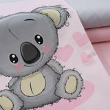 Detailansicht: Freundliches Koala-Gesicht in pastelligen Farben. Kombiniert mit Baumwolle in Hellrosa und Hellgrau