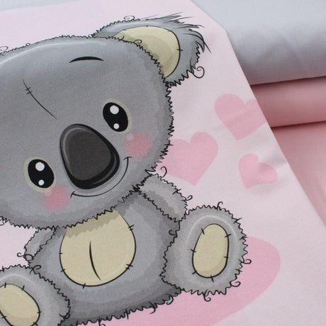 Detailansicht: Freundliches Koala-Gesicht in pastelligen Farben. Kombiniert mit Baumwolle in Hellrosa und Hellgrau