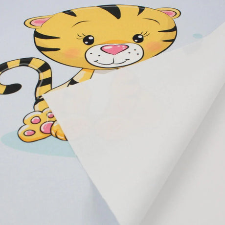 Detailaufnahme vom Tigerkopf mit rosa Herznase und freundlichem Gesicht, perfekt für DIY-Nähprojekte.