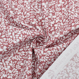 Baumwollpopeline mit kleinen Blättern in Mauve, ideal für Nähprojekte wie Babydecken, Kissenbezüge und Turnbeutel. Nahaufnahme mit Rückseite