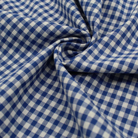 Baumwoll Popeline mit klassischem Karomuster in Blau und Weiß, ideal für fröhliche Nähprojekte.