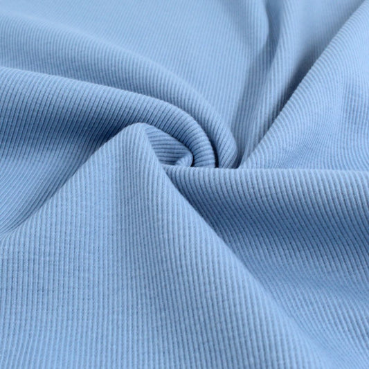 Nahaufnahme Bündchenstoff 2/1 Rib in Hellblau, fein gerippt, elastisch und weich – ideal für Ärmel, Mützen und Saumbündchen