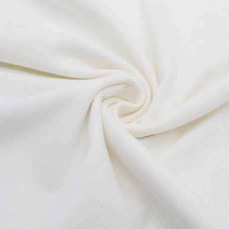 Detailaufnahme von schmal geripptem Rib Jersey Stoff in Ecru
