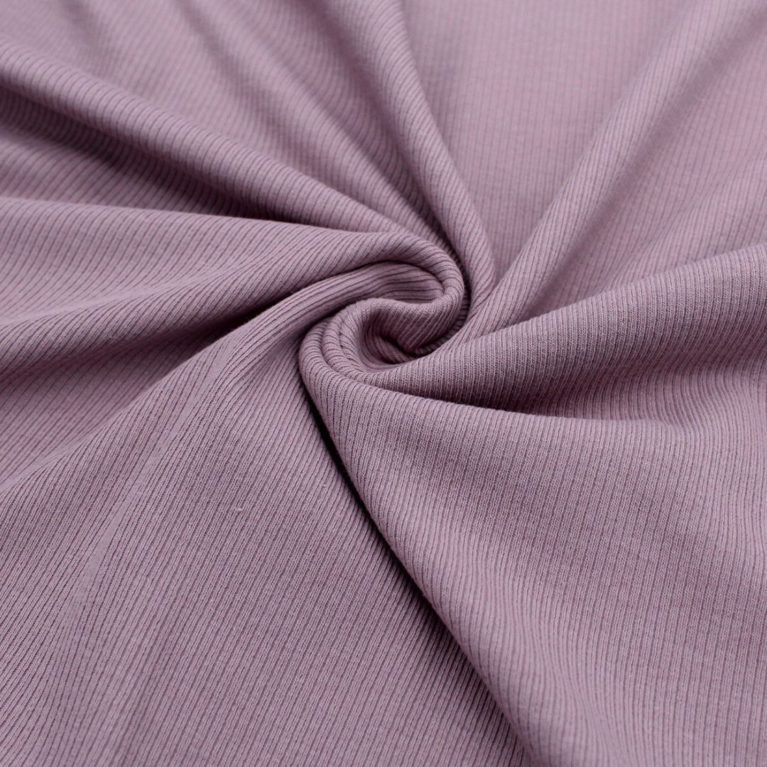 Detailaufnahme von schmal geripptem Rib Jersey Stoff in Lila