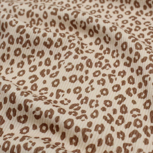 Nahaufnahme des Rib Jersey mit Leopardenmuster in Beige – weicher, elastischer Rippstoff