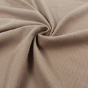 Ribjersey Taupe auf einem Tisch – Weicher und elastischer Ribjersey in Karamellbraun, ideal für Baby- und Kinderkleidung.