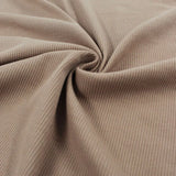 Ribjersey Taupe auf einem Tisch – Weicher und elastischer Ribjersey in Karamellbraun, ideal für Baby- und Kinderkleidung.