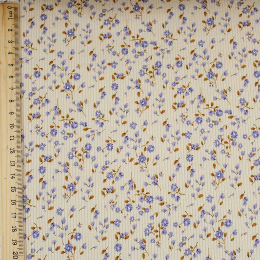 Nahaufnahme Rippenjersey mit kleinen blauen Blumen – elastischer Jersey Stoff mit Rippenstruktur