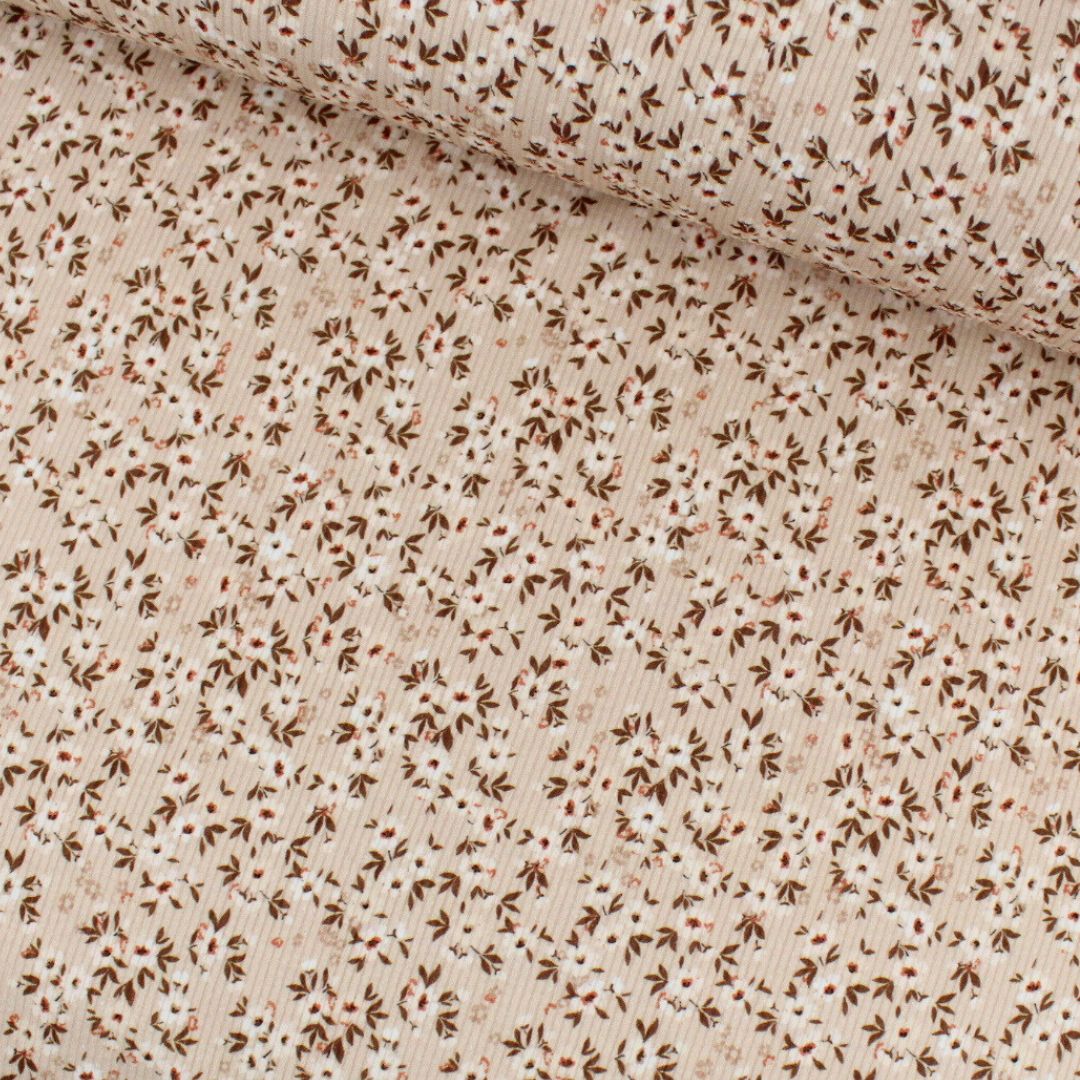 Rippenjersey beige mit kleinen weißen Blumen – elastischer Baumwolljersey mit feiner Rippenstruktur, ideal für Kleidung und Kinderstoffe.