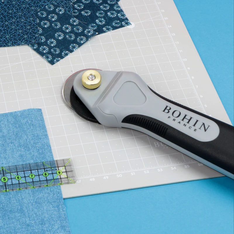 BOHIN Rollschneider 45 mm – Nahaufnahme der ergonomischen Klinge und des Griffs