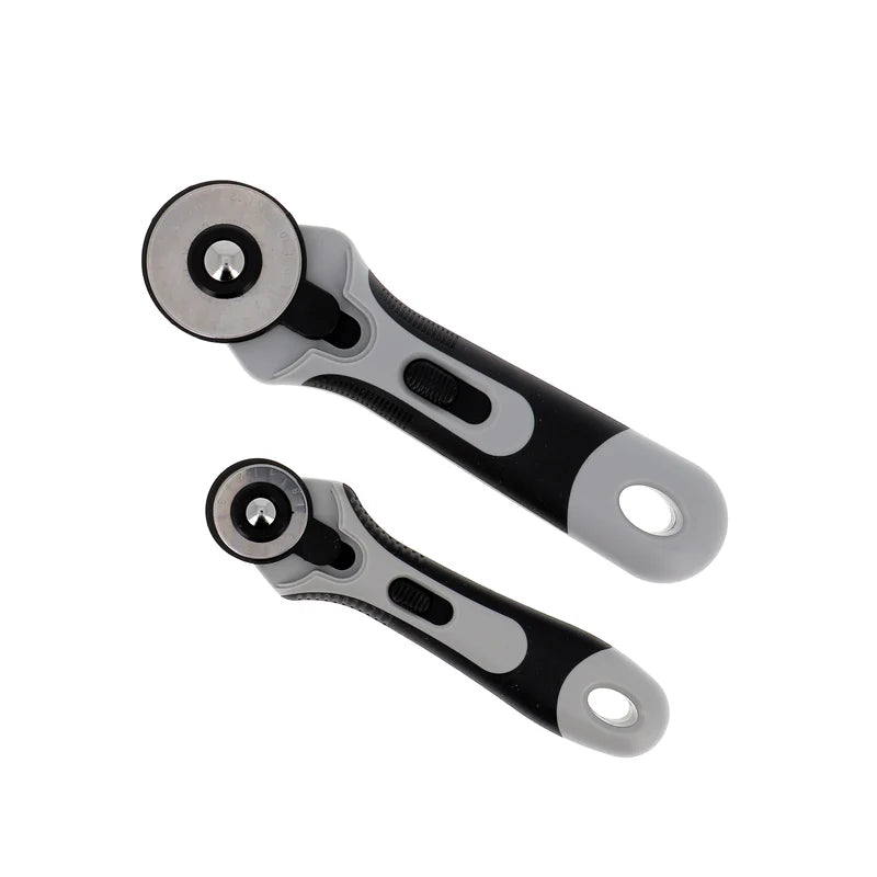 BOHIN Rollschneider 28 und 45 mm im Einsatz auf Stoff mit Schneidunterlage