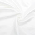 Nahaufnahme des glänzenden Satin-Stoffs in Ecru, ideal für Ballkleider und Dekorationen.