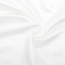 Nahaufnahme des glänzenden Satin-Stoffs in Ecru, ideal für Ballkleider und Dekorationen.