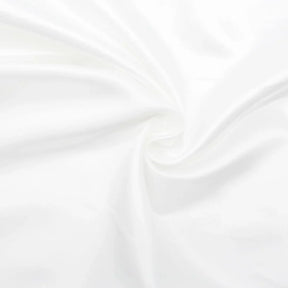 Nahaufnahme des glänzenden Satin-Stoffs in Ecru, ideal für Ballkleider und Dekorationen.