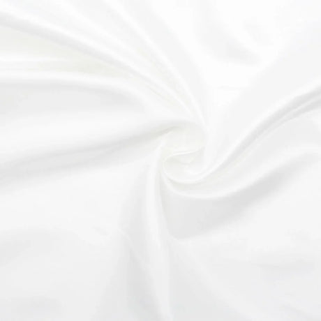 Nahaufnahme des glänzenden Satin-Stoffs in Ecru, ideal für Ballkleider und Dekorationen.