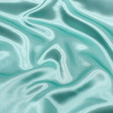 Nahaufnahme des glänzenden Satin-Stoffs in lebendiger Farbe, ideal für Ballkleider und Dekorationen.