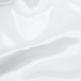 Nahaufnahme des glänzenden Satin-Stoffs in Weiß, ideal für Ballkleider und Dekorationen.
