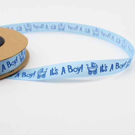 Satinband "It's a Boy" in Blau, 16 mm breit, aus 100% Polyester, ideal für Babypartys und Geschenkverpackungen.