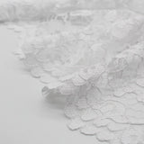 Eleganter schwarzer Spitzenstoff, drapiert und mit aufwendigem floralen Muster für Abendmode. Spitzenrand
