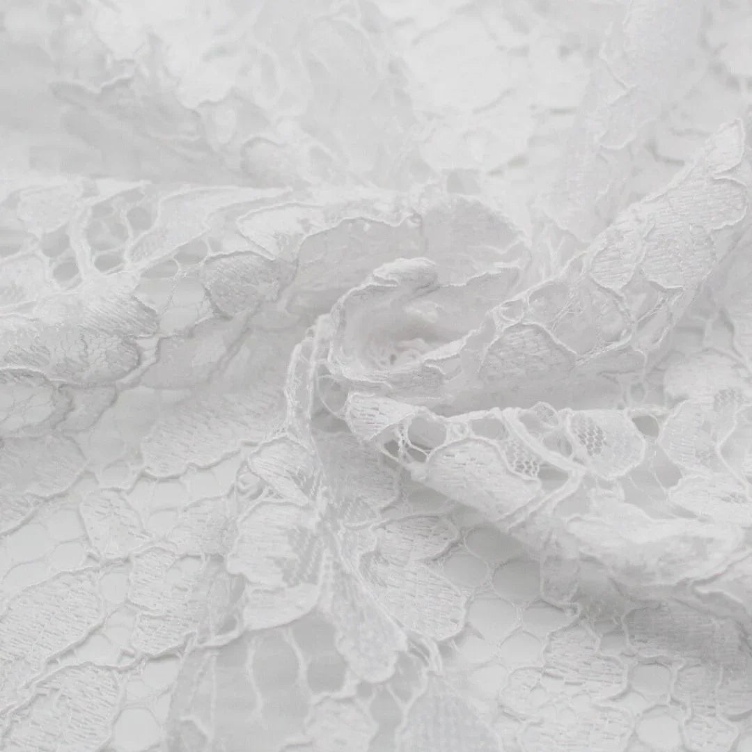 Eleganter schwarzer Spitzenstoff, drapiert und mit aufwendigem floralen Muster für Abendmode.
