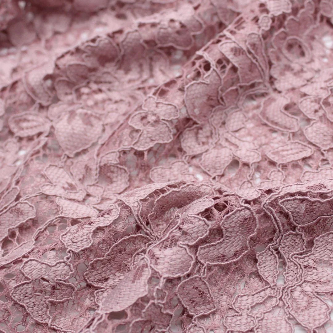 Eleganter Spitzenstoff, drapiert und mit aufwendigem floralen Muster für Abendmode. Altrosa