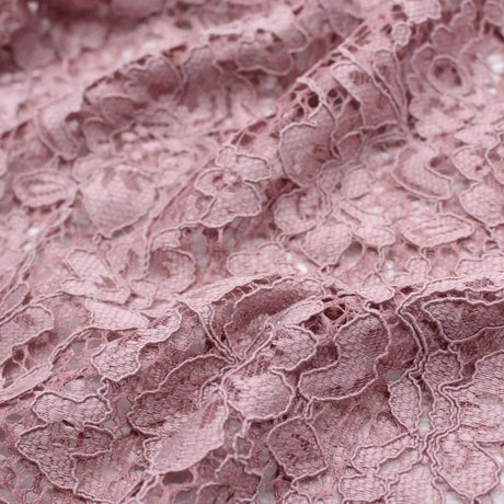 Eleganter Spitzenstoff, drapiert und mit aufwendigem floralen Muster für Abendmode. Altrosa
