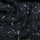 Eleganter schwarzer Spitzenstoff, drapiert und mit aufwendigem floralen Muster für Abendmode. Marineblau