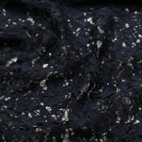 Eleganter schwarzer Spitzenstoff, drapiert und mit aufwendigem floralen Muster für Abendmode. Marineblau