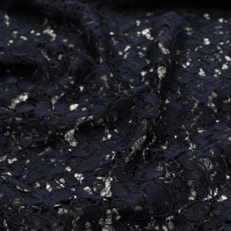Eleganter schwarzer Spitzenstoff, drapiert und mit aufwendigem floralen Muster für Abendmode. Marineblau
