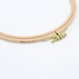 Stickring aus Holz Nahaufnahme