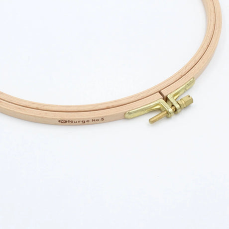 Stickring aus Holz Nahaufnahme