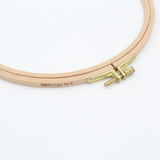 Stickring aus Holz Nahaufnahme